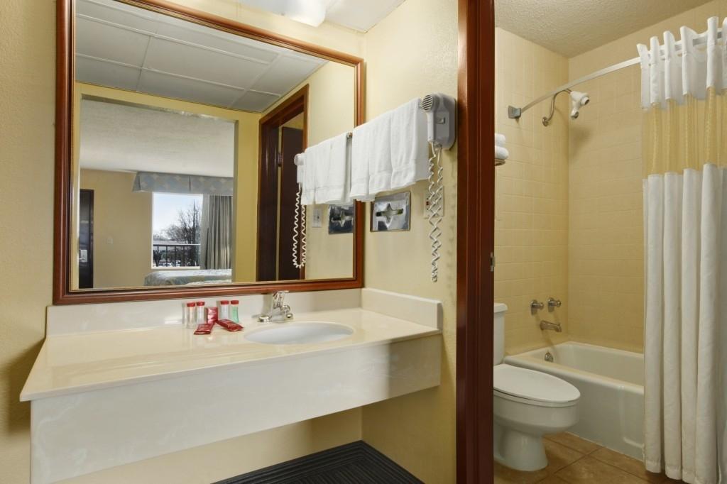 Ramada By Wyndham Louisville North Habitación foto